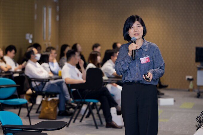 Gallery image of 「師德：承傳與未來」研討會暨「實習學校優秀教學啟導教師」、「薪火相傳奬」及「學生電子歷程檔案獎」頒獎禮 - 8