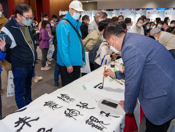 Gallery image of 「中華文化節」暨「國學杯《論語》毛筆書法比賽」頒獎典禮 - 11