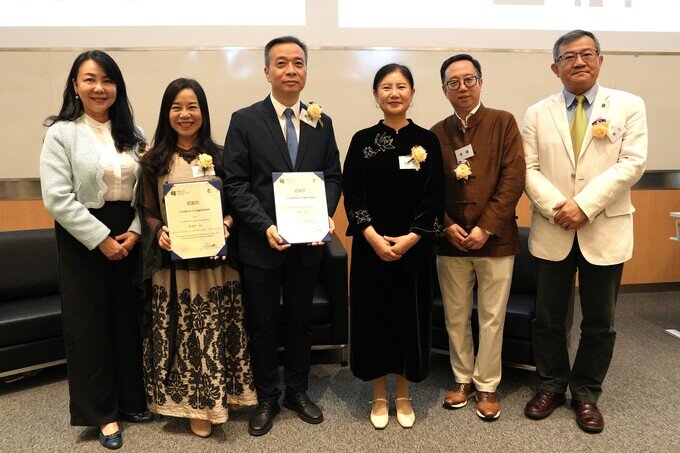 一眾嘉賓合影留念，左起：蓋會霞女士、凌友詩博士、馮燊均國學基金會主席鮑俊萍院士、李輝教授、國學中心執行聯席總監周立先生 