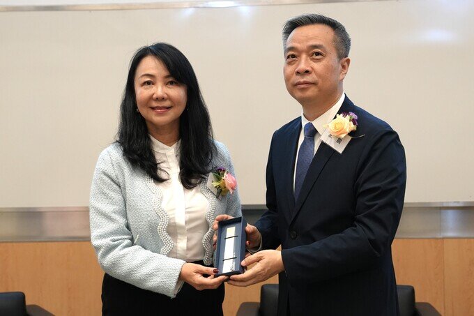 協理副校長（內地協作及發展）蓋會霞女士（左）代表國學中心向康震教授致贈紀念品