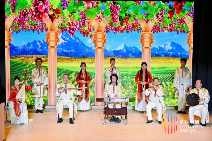 Gallery image of 第三屆「多彩的風」中國少數民族藝術高校行之「來自天山的問候」專場文藝演出 - 3